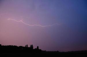 flash sur ciel violet photo