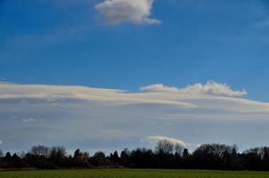 voile les nuages dans le ciel bleu photo