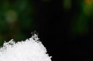 cristal de neige au sommet de la neige photo