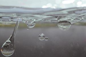 gouttelettes d'huile dans l'eau transparente photo