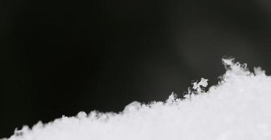 cristaux délicats dans le panorama de neige photo
