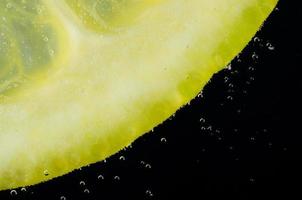 bulles de citron avec du noir photo
