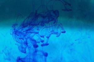 couleur bleue dans le liquide photo