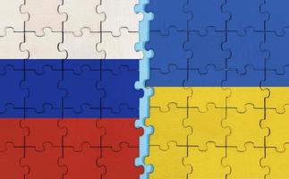 drapeau de la russie et de l'ukraine sur fond de puzzle