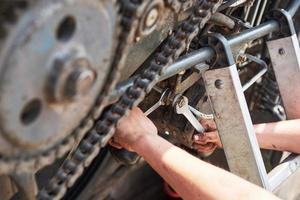 combiner le service de la machine, mécanicien réparant le moteur à l'extérieur photo