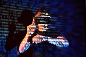 la double exposition d'un homme caucasien et d'un casque de réalité virtuelle est vraisemblablement un joueur ou un pirate qui craque le code dans un réseau ou un serveur sécurisé, avec des lignes de code photo