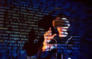 cyberattaque avec un pirate à capuchon méconnaissable utilisant la réalité virtuelle, effet de pépin numérique