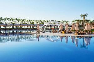 complexe de loisirs de type. la station balnéaire populaire avec piscines et parcs aquatiques en turquie. hôtel de luxe. recours photo