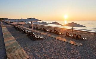 vue panoramique sur la plage de sable sur la plage avec transats et parasols ouverts sur la mer et les montagnes. Hôtel. recours. tekirova-kemer photo