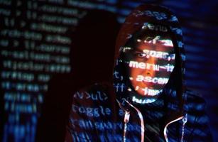 cyberattaque avec un pirate à capuchon méconnaissable utilisant la réalité virtuelle, effet de pépin numérique
