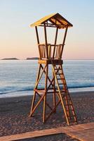 cabane en bois de plage en espagne pour la garde côtière photo