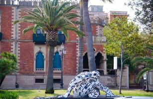 italie, reggio de calabre, 11 mai 2018 villa génoise-zerbi, palmiers et sculptures d'art moderne de l'artiste paola epifani rabarama près du quai promenade du front de mer lungomare falcomata photo