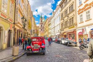 Prague, République tchèque, 13 mai 2019 vieille voiture vintage rétro sur rue pavée dans la petite ville photo