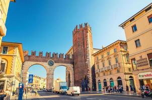 Vérone, Italie, 12 septembre 2019 porte portoni della bra avec merlons et horloge, vieille ville romaine photo