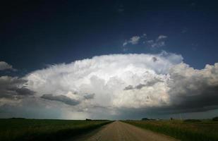 Nuages d'orage sur la route de campagne de la Saskatchewan photo