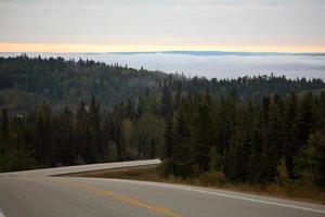 brouillard au sol dans la ville pittoresque de l'alberta photo