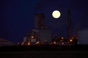 la pleine lune se lève derrière l'usine saskferco en saskatchewan