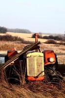 vieux tracteur abandonné photo