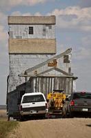 Silo à grains déplacé le long de la route de campagne de la Saskatchewan photo