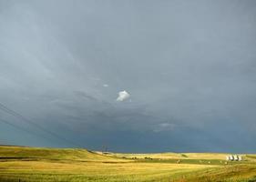 Nuages d'orage derrière les lignes électriques en Saskatchewan photo