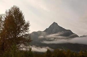 nuages bas autour de la montagne de la Colombie-Britannique photo