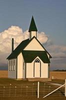 nuages de tonnerre se formant derrière une église de campagne photo