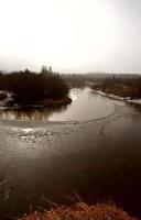 lac matin brumeux au printemps saskatchewan photo