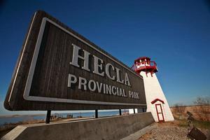 phare modèle et signe sur l'île hecla au manitoba photo