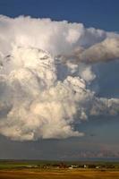 nuages d'orage au-dessus de la saskatchewan photo