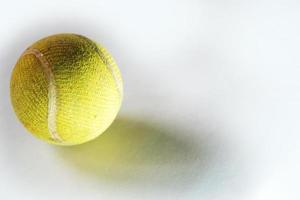 balle de cricket sur fond blanc photo