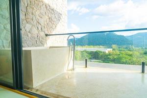 baignoire sur balcon avec fond de colline de montagne photo