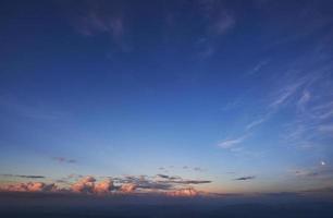 lumière dorée qui brille à travers les nuages dans une soirée colorée photo