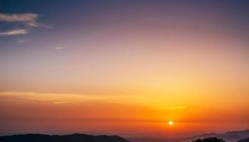 coucher de soleil avec rayons de soleil, ciel avec nuages et soleil photo