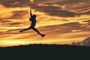 fille saute à la volée avec une scission photo