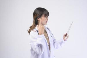 Jeune femme médecin avec stéthoscope sur fond blanc photo