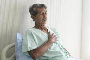 portrait d'un patient âgé allongé sur son lit à l'hôpital, soins de santé et concept médical photo