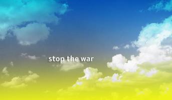 arrêter l'inscription de guerre sur le fond du ciel teinté dans la couleur du drapeau ukrainien. symbole du ciel paisible photo