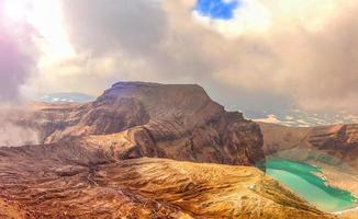 lac vert dans l'embouchure du volcan gorely dans la péninsule du kamtchatka photo