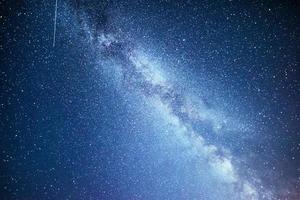 ciel nocturne vibrant avec étoiles et nébuleuse et galaxie. astrophoto du ciel profond photo