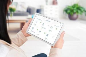 contrôle des appareils domestiques sur l'application de maison intelligente moderne sur l'écran de la tablette dans le concept de main de femme photo