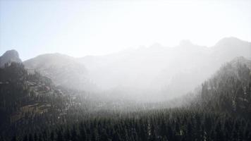 vue imprenable sur les montagnes du nord du canada en été photo