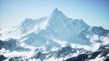 vue panoramique sur la montagne des sommets enneigés et des glaciers photo