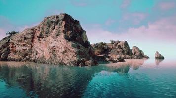 île tropicale rocheuse dans l'océan photo