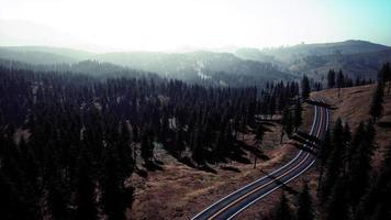 vue aérienne de l'ancienne route traversant le col dans les alpes suisses photo