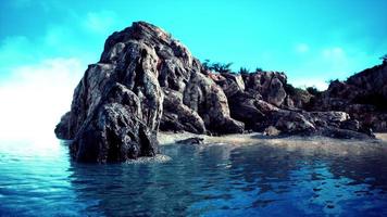 vue d'été sur les grottes marines et les falaises rocheuses photo