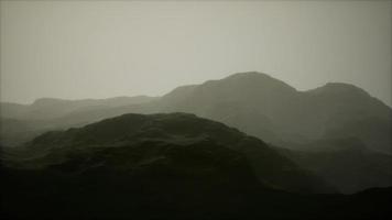 rochers et montagnes dans un épais brouillard photo