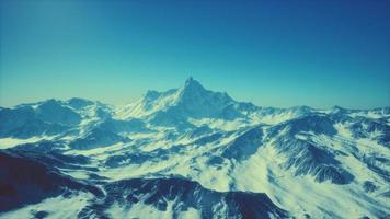 vue panoramique sur la piste de ski avec les montagnes photo