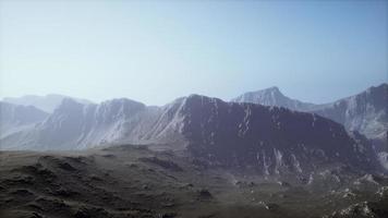 rochers et montagnes dans un épais brouillard photo