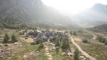 célèbre village de montagne situé à côté de la montagne des alpes autrichiennes photo