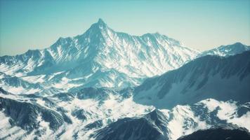 paysage de caucase d'hiver de montagne avec des glaciers blancs et un pic rocheux photo